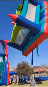 Un castillo inflable salió volando durante un festival escolar en Krugersdorp, Sudáfrica, con niños adentro. Dos menores cayeron desde más de 12 metros y resultaron heridos: uno con fractura de cráneo y otro con fractura de brazo. Ambos están fuera de peligro y reciben apoyo psicológico. El inflable no estaba bien anclado, lo que permitió que el viento lo levantara. Adultos intentaron proteger a los niños, pero no evitaron las lesiones. | Radio 41