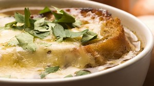 Soupe à l’oignon doux, à la bière rousse et au duo de fromages fondants