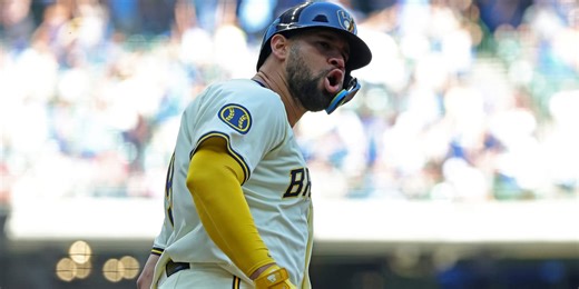 Brewers reunite with slugger Gary Sánchez