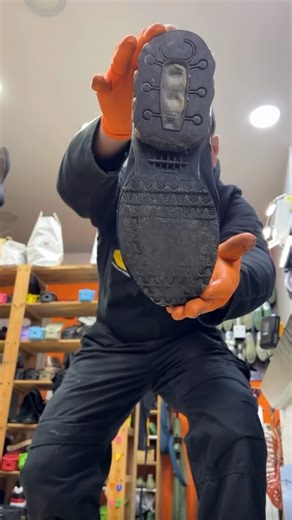 Calzolaio Il Tacco d’Italia Vibram Premium Cobbler on Instagram: "Personalizzazione con Fondo Vibram Spider Lock su Nike ✅🚛🔛SI EFFETTUA RITIRO E CONSEGNA A DOMICILIO 🔙🚚,😬🤪🕺#vibramsole #madeinitaly #customized #shoes #nike"