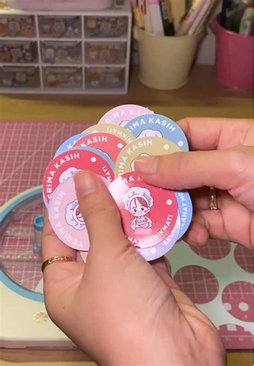 Stiker label produk pake kertas glossy sticker dari SUN Indonesia Motongnya pake circle cutter dari @Sun Indonesia #sticker #kreatodesign #sunindonesia