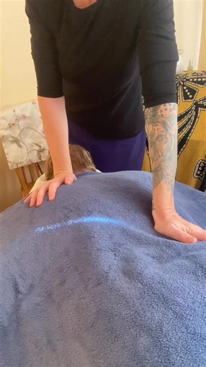 Grounding touch before beginning massage: Massage is an intimate, energetic exchange between two people — one offering care, the other receiving it. Before I begin applying oil or starting the full treatment, I take a moment to connect through grounding touch. This includes gentle pressure, light stretches, and intentional, calming energy. It’s a soothing introduction that helps the client settle, feel safe, and fully relax before the massage truly begins. #grounding #connection #touch #energy #