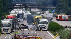 Explosion und Feuerinferno auf der A2 – Lastwagen hatte Gasflaschen geladen