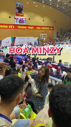 Shout out for @hoaminzy_hoadambut người Việt Nam máu đỏ da vàng sống tình cảm quá ạ! Chị rủ luôn 2 anh @erikkkofficial , @ducphucofficial đi luôn nha chị! .Một SEA Games, một mục tiêu!!! Việt Nam Gét Gô Get Gold 🇻🇳🏆.#vbf #vibongrovietnam #forvietnambasketball#VIETNAMREDnGOLD#ROADTOSEAGAMES #SEAGAMES31 #VietNamToiYeu #NhatKyTheThao