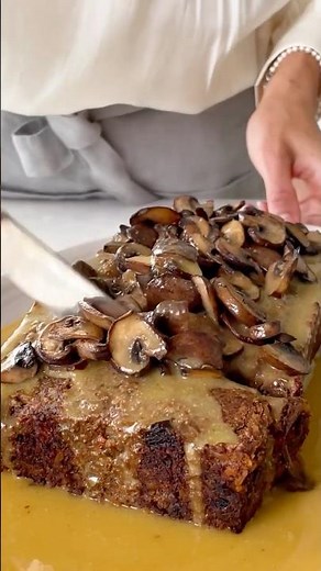 MEATLESS MAIN DISH: Easy nut roast is my fave vegan main dish recipe for Christmas dinner #foodshort