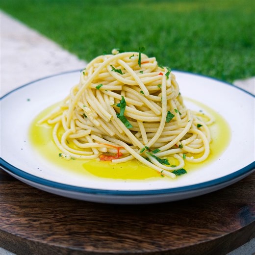 33K views · 517 reactions | Spaghetti Aglio e Olio龍 This spaghetti proves that even the simplest ingredients can become something extraordinary. This recipe originates from Naples, Italy, and translates to spaghetti with garlic and extra virgin olive oil (EVOO), which are the main ingredients. ❤️ Grab the full recipe here: https://www.vincenzosplate.com/spaghetti-aglio-e-olio-recipe/ | Vincenzo's Plate | Facebook