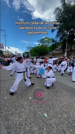 El Instituto Villa de las niñas dándolo todo el 15 de septiembre #militar #desfile #honduras