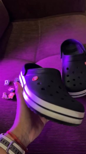 ¡Extendimos nuestra dinámica! ¡Participa ya! Y dile al mundo: ¡Soy Fan-Tástico! Este año abrimos las puertas del Fan Lab para descubrir al verdadero fan de Crocs México. ¿Listos para demostrarlo? Envíanos un video corto personalizando tus crocs y participa para llevarte un premio único salido de nuestro laboratorio secreto. Los videos más cool se publicaran en nuestro feed y serán los Crocslovers quienes elijan a su favorito. ¿Eres tú a quien estamos buscando? ¡Soy Fan-tástico! Participa ya ¡Que