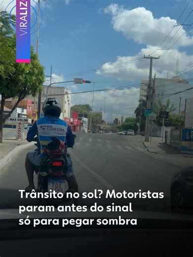#Viralizou - Um morador de Patos, na Paraíba, flagrou uma cena curiosa no trânsito: uma moto e um carro pararam metros antes do semáforo vermelho, para aproveitar a sombra de uma árvore enquanto esperavam o sinal abrir. O vídeo virou retrato perfeito do calor intenso e da criatividade para sobreviver ao sol forte. Crédito: cleodonbezerra | @myhoodbr #Patos #Paraíba #calor #g1 #g1viralizou