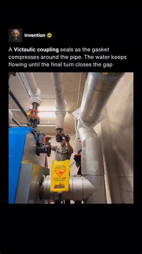 At first it looks like a pipe connection going wrong, but this is actually a Victaulic grooved coupling being installed. The pipe will keep flowing until the gasket is fully seated and compressed, which is why the water doesn’t stop immediately. Victaulic connections work by using grooved pipe ends and a rubber gasket inside the coupling. As the bolts tighten, the coupling clamps into the grooves and squeezes the gasket evenly around the joint, gradually closing off the last remaining leak path.