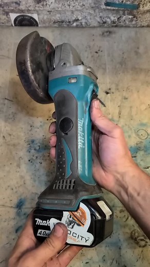 30K views · 1.6K reactions | Power Tool repairs. Dewalt chuck replacement. Poor makita never gets a lookin know. Cannot beat a brushless motor on a cordless grinder #makita #dewalt #mellif #tools #powertools #fix #repair #toolfix #toolrepair #broken | Deandohertygreaser | Facebook