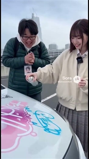 ヲタクの車にサインを書いてあげるアイドル♡ #ai