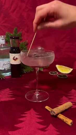 Er du lidt træt tung gløgg og stærk snaps? Frygt ej. Sammen med den lille ginproducent @begin_cph har vi samlet fem julede drinksopskrifter med gin, som passer perfekt til den fede og søde julemad 🍸 F.eks. denne brusende kirsebærdrøm med ½ dl gin, 0,2 dl kirsebærsirup, isterninger, et skvæt citron og ½ dl danskvand. Find resten af opskrifterne via link i bio 🔗 #gin #jul #juledrink #juledrik #drink #drinks #opskrift #juleopskrift #recipe #christmas #christmasdrink #gindrink #begin #samvirke #co