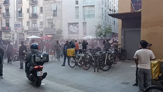 Al Raval avui es un dia de celebració El PSC/PSOE, ERC i la bazofia de Comuns hauria d'estar aqui celebrant els futurs vots Junts també per aguantar a Sánchez 3 anys i deixar-ho estarNi una sola dona, extrany que no diguin res en català @Ravalabandonat
