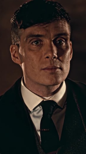 𝐋𝐄𝐆𝐄𝐍𝐃𝐒 on Instagram: "随着全球向可持续能源转型，电动汽车（EV）技术的发展正处于前所未有的阶段。目前，高能量密度锂离子电池的研究已成为重点。该系统的核心在于其热管理系统，该系统可确保电池组在 25°C 至 35°C 的最佳温度范围内运行。这不仅提高了放电效率，还显著延长了循环寿命。 在电机方面，永磁同步电机（PMSM）因其高功率密度和宽调速范围而得到广泛应用。逆变器采用碳化硅（SiC）功率器件，大大降低了开关损耗，提高了整体驱动系统的效率。车辆的空气动力学设计也将风阻系数降低至 0.21Cd 以下，进一步提升了高速行驶时的续航里程。 同时，自动驾驶辅助系统（ADAS）集成了一系列传感器，包括激光雷达、毫米波雷达和高分辨率摄像头。通过先进的多传感器融合算法，车辆能够在复杂的人机共驾场景中实现精准的环境感知和路径规划。在未来的城市交通中，V2X（车联网）技术将实现车路协同，大幅提升交通安全与效率。 此外，内饰采用了环保可再生材料，结合极简主义设计理念，旨在营造科技感与舒适感并存的“第三空间”。大尺寸超高清中控屏集成人工智能语音助手，为用户提供无缝的智能