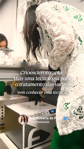 Dra Roberta de Paola - Vascular on Instagram: "Essa tecnologia ainda é pouco conhecida, mas tem se mostrado uma excelente alternativa no tratamento de varizes reticulares, aquelas veias azuladas, mais grossas que os vasinhos, mas que ainda não são as varizes profundas. A Crioescleroterapia é um procedimento que combina duas ações potentes: o efeito químico da substância esclerosante e o efeito térmico do resfriamento extremo. A aplicação é feita com a substância gelada a –40 °C ou mais, o que pr