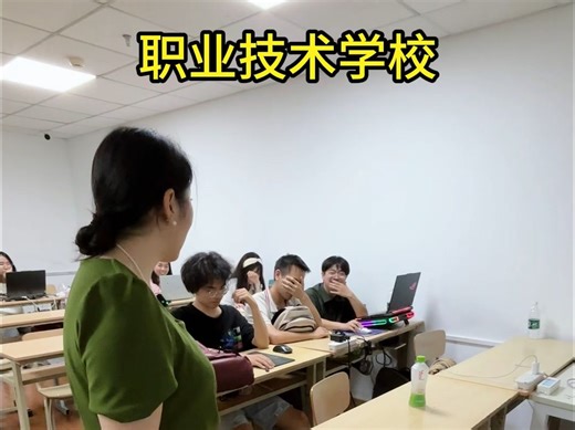同学之间闹闹可以，但也要注意保护好自身安全和财物，切记不要闹急了。