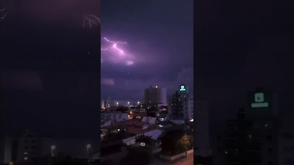 Incredible lightning crawling across the sky! ⚡️😲