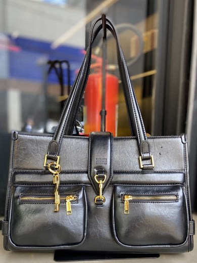 Perfeita para quem ama elegância e praticidade 💚✨ Bolsa Santa Lolla com design clássico, detalhes dourados e bolsos frontais que facilitam a rotina sem perder o estilo. Ideal para o dia a dia ou trabalho! #SantaLolla #SantaLollaDivinopolis #EstiloComPraticidade #BolsaPreta#CapCut