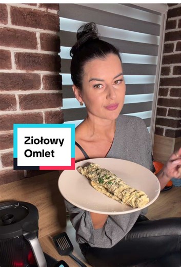 Ziołowy omlet Składniki: 3 jajka Łyżka mleka 10 g ziół / bazylia, tymianek, natka pietruszki Sól, pieprz Makro 360 kcal/W 9 g / B 25 g / T 25 g Cookidoo®: https://cookidoo.pl/recipes/recipe/pl-PL/r924506 #omlet #fit #nadiecie #szybkieprzepisy #thermomix