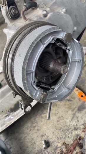 installing rear brake pads #tutorial #automobile #mechanic
