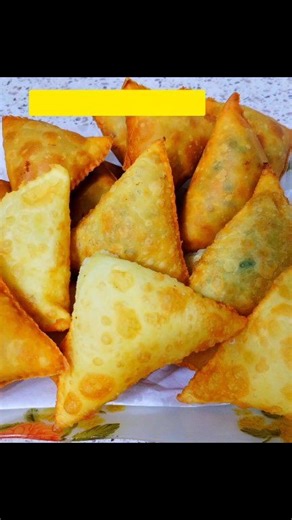 Resep pastel renyah kriukk Atou samosa save dulu buat ramadhan 🤤 BAHAN ADONAN 2 1/2 cups Atou 375 gram terigu pro tinggi Atou rndah 4 sdm butter Atou minyak 2 sdm Tpung maizena biar kriukk 1sdt garam 1/2 sdt baking powder 2 sdm susu bubuk 1sdm gula pasir 250 ampe 270 ml air dingin biasa Uleni hingg trcampur tuangkn air secara brthp dn adonan nyh jngn Trlalu lmbek yh agar hasilnyh kriukkk Minyak yg bgus untuk mnggoreng Bahan isian 200 gram ayam giling Bwng merah putih Scukupnyh 1 buah wortel par