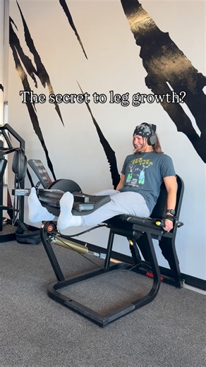 SYD on Instagram: "IF YOUR FIRST REP LOOKS LIKE YOUR LAST, YOU AREN’T TRAINING HARD ENOUGH. I see so many people stop short of failure when they easily had 5 more reps if they really would have pushed themselves. There’s a HUGE difference between stopping when it gets hard versus stopping when you can’t do any more. Something I’ve told clients as well as myself is “if you can complete the rep, you can at least TRY for another one”. Stop leaving gains on the table."