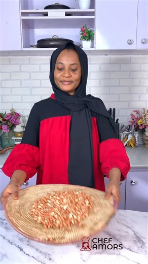 Hadiza Ibrahim Ango| chef Amors on Instagram: "Ever wondered how Peanut oil and kuli kuli is made ? Here’s the process and ingredients 1.peanuts 2.salt 3.sugar 4. Dried ginger and chilli pepper 5. Warm or cold water 6. Maize flour (optional ) Please use a good blender for this . You need a very smooth paste to get the best result and you can only achieve that with the @buchymix strong blender . Otherwise you must blend at interval and allow the blender to cool down before continuing so you see a