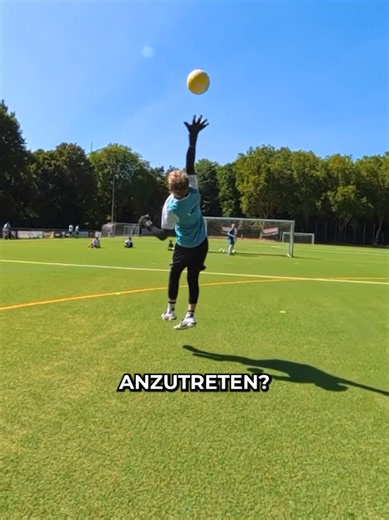 Ich will gegen die besten Keeper der WELT antreten! 🧤🔥 #gripmode #keeperbattle #goalkeeper #fußball #weltreise