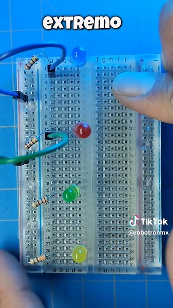 Conectar varios LEDs en la protoboard para RobotronMX
