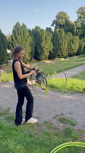 💫 Mini Hoopdance Tutorial „Folding K-Roll Isolation“✨.Ein ganz großer Dank geht da an meine wundervollen Mädels, mit denen ich jede Woche trainieren darf. Und einen kleinen Ausschnitt davon, schicken wir in die Welt 🙏💖✨. www.hulathehoop.de #hoopdance #hoopdancetutorial🇩🇪 #hoopisolation #happyhooper | Hula the Hoop