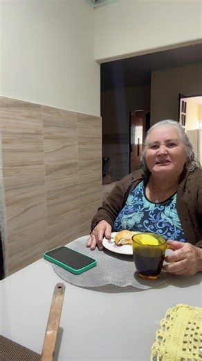 Tomando café com mamãe: café preto e pão com ovo