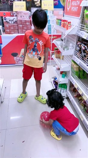 একটা বল নিয়ে দুই ভাই বোনের টানাটানি 🙈