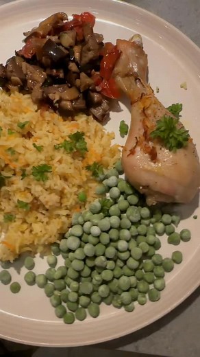 🍗 Den nemmeste One-Pot risret med kylling og grøntsager i Airfryer! 🍚 reklame for @russellhobbs.danmark Det her er min go-to hverdagsmad, når det skal være nemt, lækkert og fyldt med smag. Airfryeren gør altså bare et eller andet magisk – risene bliver perfekte og kyllingen super saftig! Og ja, jeg er stadig oprigtigt vild med min Russell Hobbs multifryer! Den kan det hele, og den sparer mig for så meget tid og opvask 😍 Risret med kylling i airfryer 🍗🍗 🔒Husk at gemme opskriften: 4 dl basma