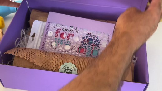 🎥✨ جيناكم هلمره بفيديو دسم شوية 👀 لكثرة الأدوات والتفاصيل اللي استخدمناها فيه 🤩 شركة المنارة توفرلكم كل ماتحتاجونه من المنتجات ومستلزمات التغليف بجودة عالية لضمان تقديم طلبات زبائنكم بأفضل صورة ممكنة 📦🌟 الأدوات المستخدمة في العمل : • ترمس ستيل ملون ✅ • رول تغليف خلية ✅ • كيس تغليف ملون ✅ • كيس ورق شرايح ✅ • علبة كرتون حجم كبير ✅ • ورق سبليميشن جوجو ✅ • ورق استيكر جوجو 135 جم ✅ • مكبس ترامس كرافت إكسبريس ✅ • طابعة فوميمو ليبل ✅ • طابعة فوميمو ستان ✅ • طابعة إبسون A4 بالحبر الحراري ✅ • طابعة 