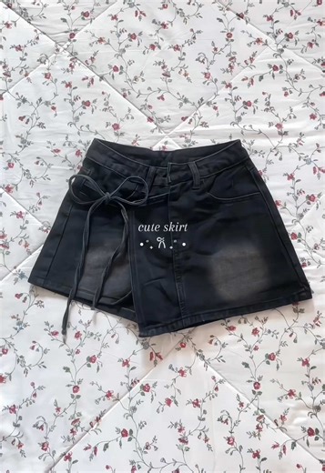 Stylish Ways to Wear a Denim Skirt