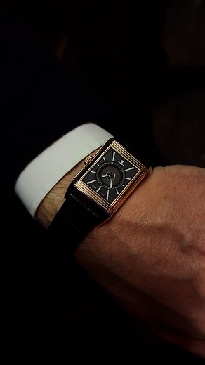 Georgia Benjamin on Instagram: "i definitely thought the oooohs & aaahhs were just in my head, but apparently I made those out loud… this automatic JLC large reverso duo made my heart skip a beat & boasted quite the conversation starter which dial is your favourite? #jlc #jlcreverso #reverso #jaegerlecoultre #watchcollector"