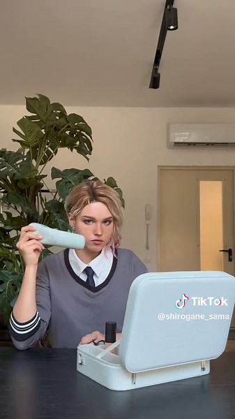 And this is what’s in my Cocos box👇🏻💄 #cocosband #spidergwen #spidergwencosplay #cosplaymakeup