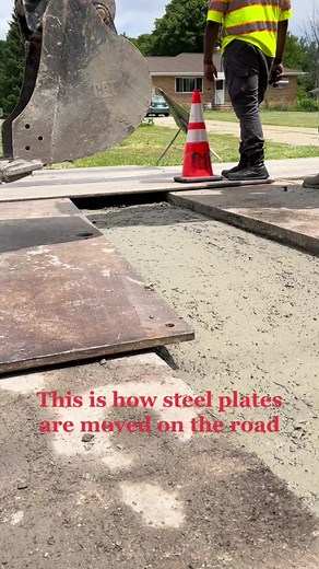 Have you ever wondered how those big steel plates get moved?? This is just one example on how to place them 💪 #fyp #foryou #steel #construction #heavyequipment #PlutoTVIsFree #excavator #foryoupage