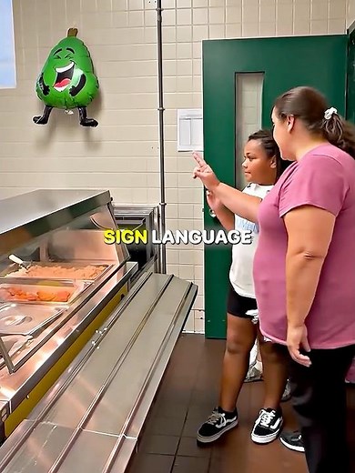 Students Surprise Deaf Cafeteria Worker by Ordering Lunch With Sign Language 🥹❤️