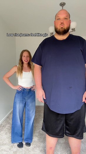 The way these #halara jeans they sent me feel like pjs and actually are low rise. My advice: you don’t need to size up to get the looser, low rise fit (I should have gotten the XS - I’m 5’3”) @Halara_official #lowrisejeans #petitefashion #denim #fallfashion #heightdifference #relationships #couple #widelegjeans #halarapants