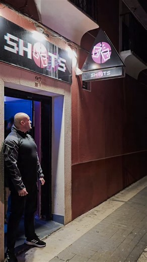 Sergio Elporterodeltiktok on Instagram: "No, no pensamos heredar la empresa, pensamos en que si la discoteca no factura, nos mandan a tomar viento. Comparte con tu amigo que sale a beber fuera de la discoteca. *Aclaración importante. Sólo te pueden echar de la discoteca por este motivo si no has pagado entrada con consumición. Muchas salas tienen entrada libre de 00:00 a 01:00 o días que no se cobra entrada. #bouncerpower #viral #elportero #discoteca #reels"