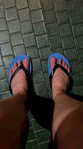 Just had a foot reflexology session and had to wear thongs aka flip@flops… and it got me thinking. 🩴 It felt amazing to unwind, but as I walked around in those classic spa things , my toes were gripping for dear life. This is exactly what I warn my clients about! While flip-flops/thongs are comfy for a short time, wearing them too long can lead to arch pain, heel pain, and overworked foot muscles. Even those that have arch support they can create other issues. Here’s what happens: ✅ The toes gr