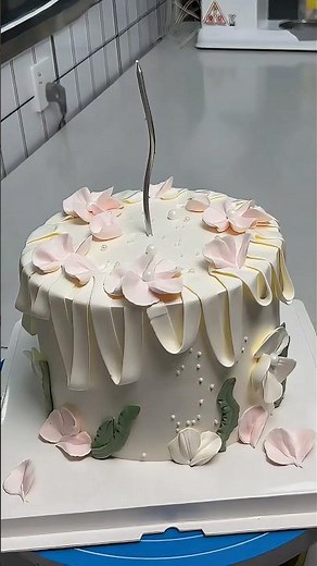 Making the five-petal flower cake on the side #tiglezcakes