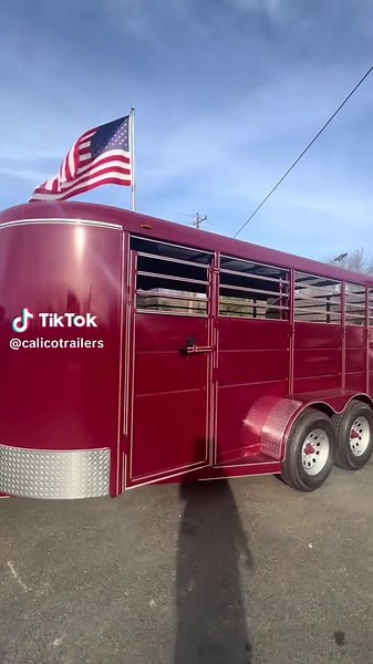 Let’s take a look into this dark red three horse slant! #horses #rodeo #farmlife #trailer #calicotrailers
