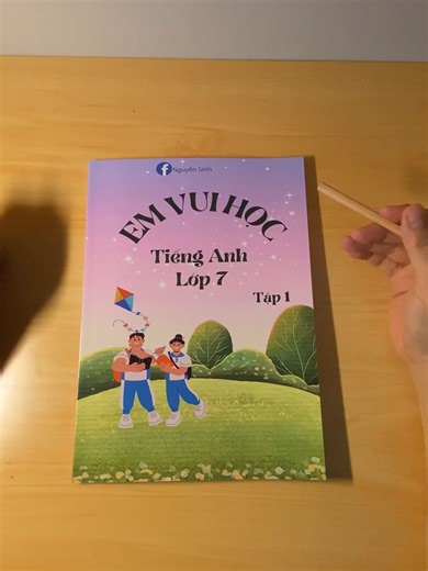 📷📷 GIỚI THIỆU SÁCH – EM VUI HỌC TIẾNG ANH LỚP 7 📷📷 Thầy Sinh ra mắt bộ sách “Em vui học tiếng Anh lớp 7”, biên soạn dựa theo chương trình Smart World 7 – bám sát kiến thức trọng tâm, trình bày khoa học, dễ học – dễ nhớ. 📷 Điểm nổi bật: 📷 Hơn 170 bài tập đa dạng: Nghe – Nói – Đọc – Viết 📷 Hệ thống từ vựng, ngữ pháp được tóm gọn, dễ tra cứu 📷 Bài tập sinh động, gắn liền với thực tế giao tiếp hàng ngày 📷 Kết hợp hệ thống số hoá luyện tập – có mã bài, chấm điểm tự động 📷 Đây là người bạn đ