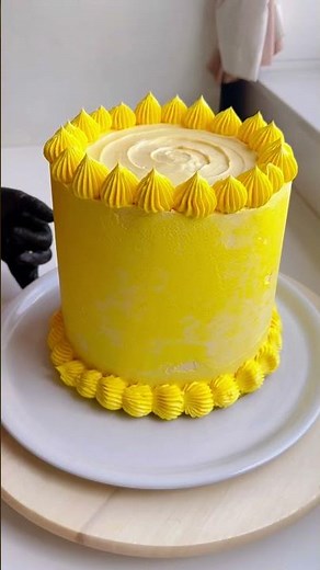 How to Frost a yellow cake#shortvideo