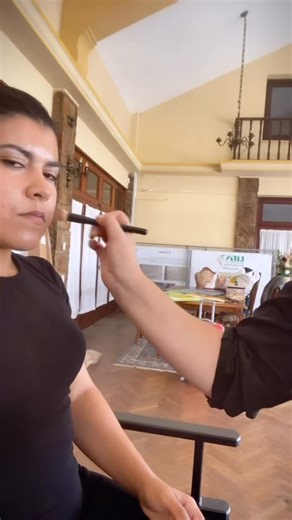 Romina Casalas on Instagram: "Desfile de moda MISS MODELS URUGUAY SHOW 26 Makeup @analiamartinezmaquilladora Makeup neutro !! Me súper encanto !"