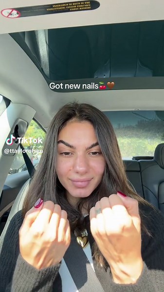 Long nails back in action