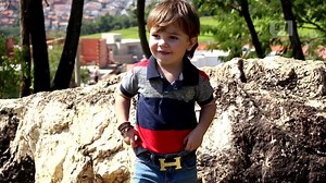 Aos dois anos, menino faz sucesso com ensaios de moda na internet